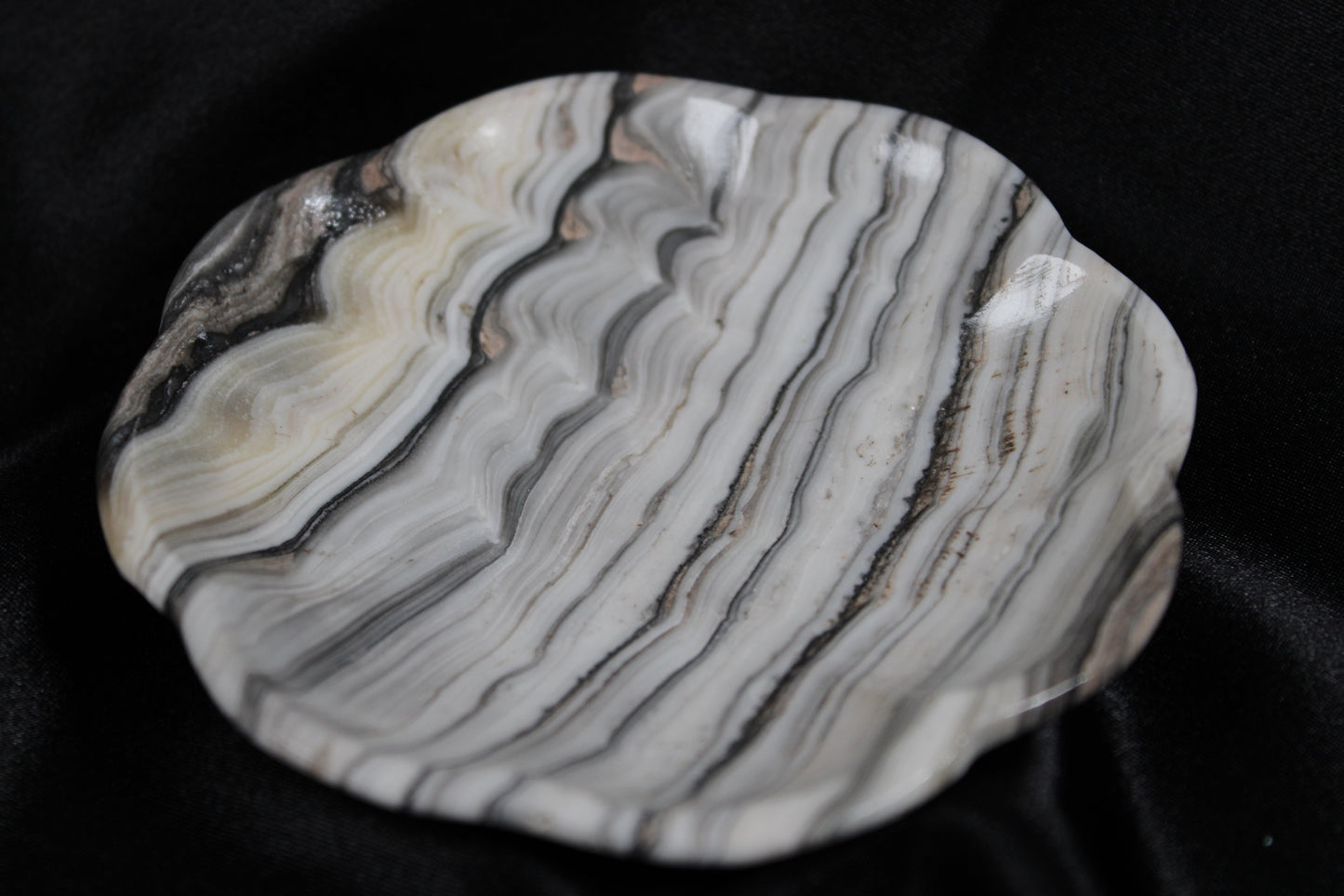 Onyx | Scalloped Bowl | F20